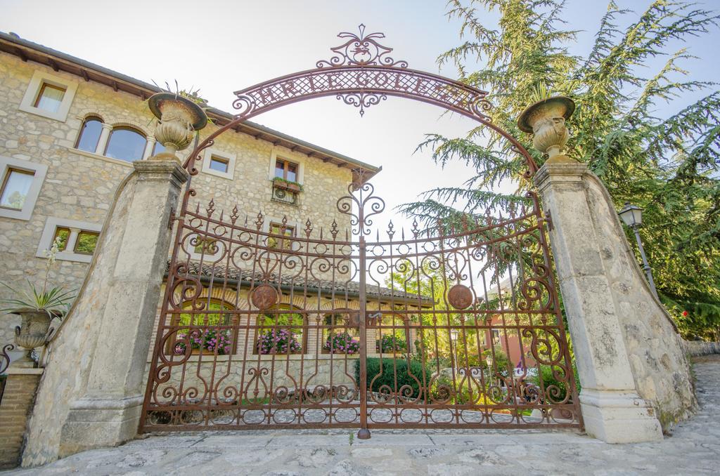Le Gole Ristorante & Resort Челано Екстериор снимка